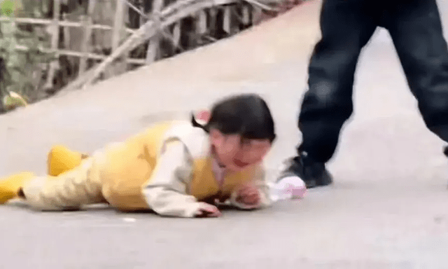 Bí mật sau bức ảnh bé gái ngã khiến cặp cha mẹ nổi tiếng bị chỉ trích!