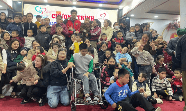 Người mẹ đặc biệt của hàng chục trẻ bại não ở Nghệ An