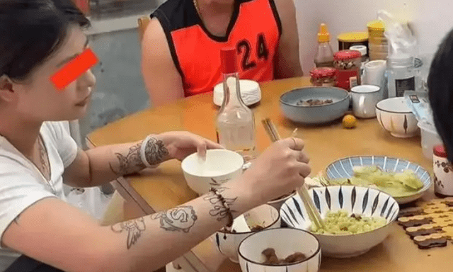 Chỉ ngồi ăn cơm mà 2 bố con nọ khiến cả mạng xã hội cãi nhau dữ dội, từ người già đến người trẻ đều vào tranh luận 1 câu!