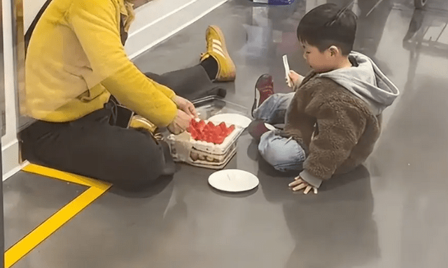 Bức ảnh khiến cộng đồng mạng chê trách rồi lại 