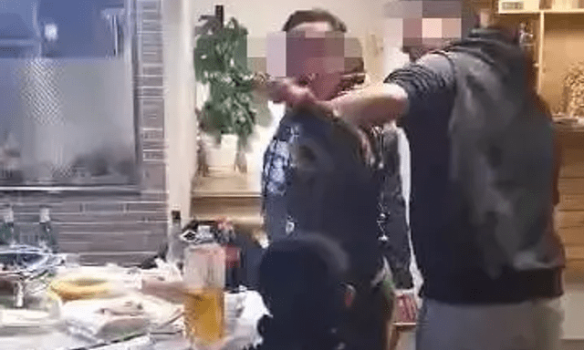 Nụ cười đắc thắng của đứa trẻ trước cửa nhà vệ sinh khiến người phụ nữ “nổi da gà”: Lớn lên nhân cách dễ “méo mó”