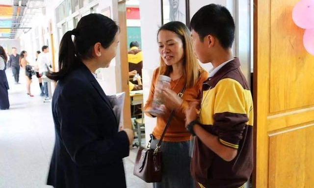 Đọc bài tập về nhà của con, một bà mẹ bức xúc, nhất quyết đòi chuyển trường