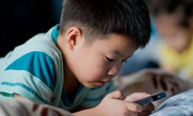 Khi trẻ bước vào tuổi dậy thì mà xuất hiện 4 biểu hiện này, cha mẹ nên lập tức thu điện thoại