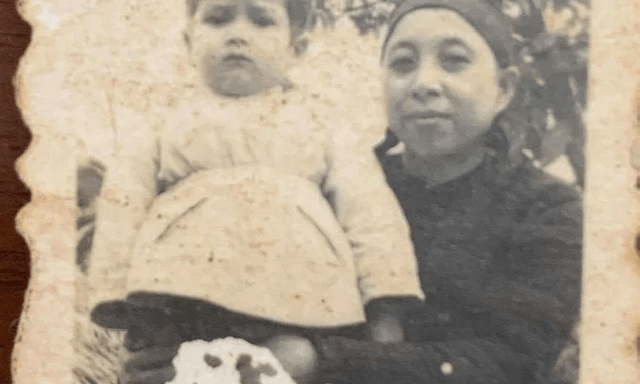 Cậu bé được mẹ ẵm trong bức ảnh giờ là tên tuổi đình đám showbiz Việt: Gia thế 