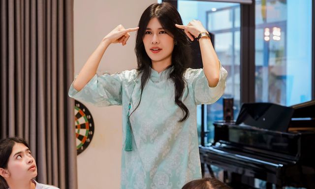 Phúc Anh mang đến bản tiếng Anh “54 Dân Tộc Việt Nam”, phần hình ảnh gây xúc động mạnh