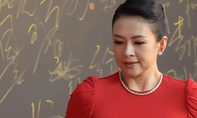 Từ bức ảnh Chương Tử Di tăng 10kg đầy ngấn mỡ: Chúng ta đang đòi hỏi gì ở một người phụ nữ ngoài 40?