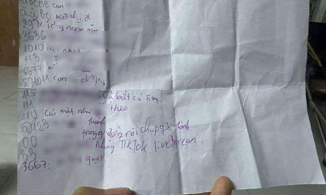 Thấy con gái về khóc lóc, đòi bỏ học, mẹ mở cặp thì phát hiện tờ giấy khiến chị chết lặng: Người lớn đọc còn đỏ mặt!