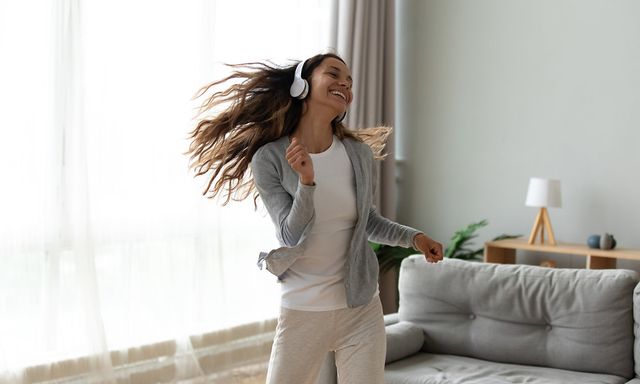 Từ bỏ liệu trình đắt đỏ, quý cô tuổi 40 rủ nhau học nhạc cụ để 