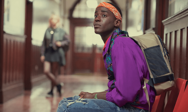 Xem phim Sex Education, chồng tôi tự dưng bật khóc nức nở: Lần đầu anh kể thật lý do giàu có nhưng không dám đi họp lớp!