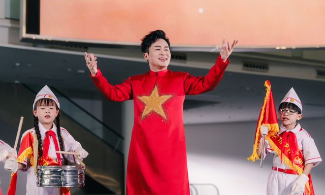 Nhạc sĩ Phạm Tuyên cùng Tùng Dương và 