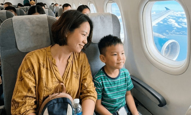 Đi máy bay, con trai hỏi: 