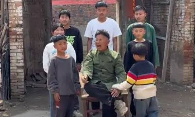 Đăng ảnh khoe 8 đứa con, ông bố ở Trung Quốc bị chỉ trích dữ dội: Không chỉ vô trách nhiệm mà còn vô cùng tàn nhẫn 