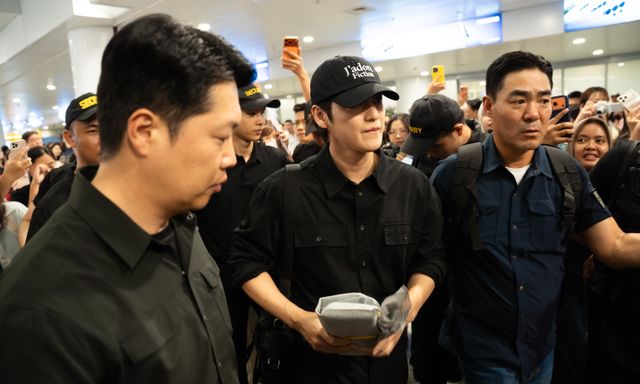 Kim Bum đến Hà Nội, visual không tuổi gây sốt giữa vòng vây người hâm mộ