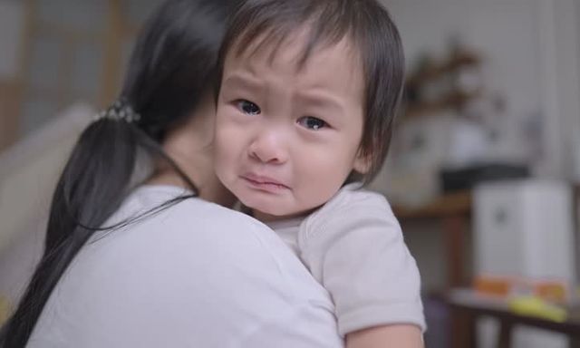 Vì sao có những đứa trẻ lớn lên lạnh nhạt với mẹ dù được chăm sóc hết mực? Câu trả lời khiến nhiều phụ huynh giật mình