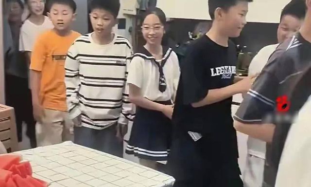 27 đứa trẻ bỗng dưng ập vào nhà, cách ứng xử của người mẹ nhận mưa lời khen: IQ và EQ đều cao vút!