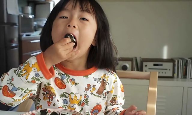 5 hành động trên mâm cơm phản ánh trí thông minh của con bạn, không phải đứa trẻ nào cũng làm được như này!