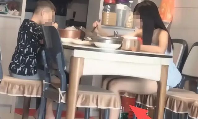 Bức ảnh khiến một người bố bị chỉ trích: Chỉ vì vài cái like mà không màng đến tương lai của con cái!
