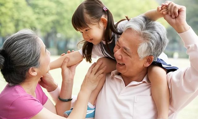Cháu nội, cháu ngoại bẩm sinh thân thiết với ai hơn? Quy luật di truyền đã có lời giải, rất bất ngờ