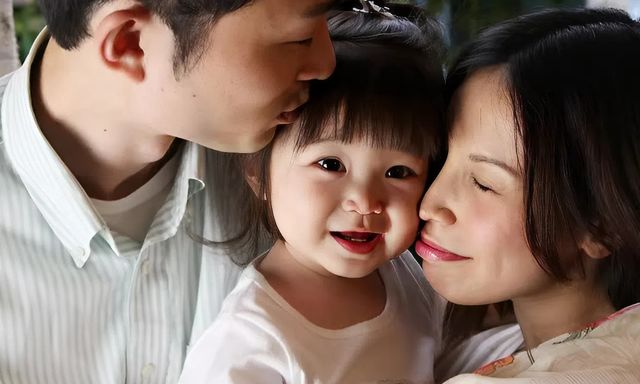 Vì sao nhiều đứa trẻ vừa bị quát mắng xong, không tức giận mà còn chạy lại đòi ôm: Sự thật khiến bố mẹ phải lặng người!