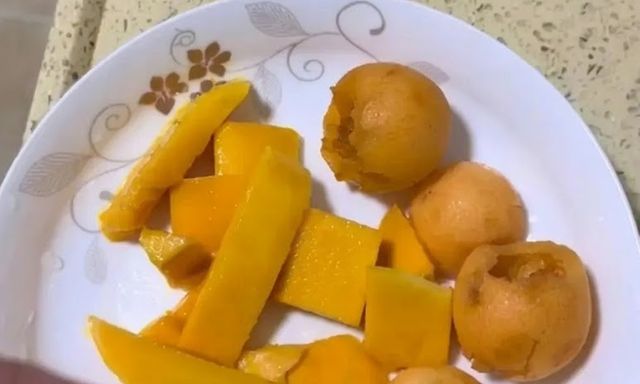 Bức ảnh này có gì mà khiến người mẹ bị chê bai: Kiểu nuôi con quá bao bọc, chỉ biến con thành “chim hoàng yến”!