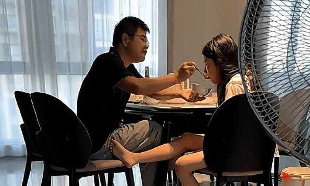 Bức ảnh khiến nhiều người ngán ngẩm: Đây là hại con chứ không phải yêu thương, cha mẹ đừng mù quáng như thế!