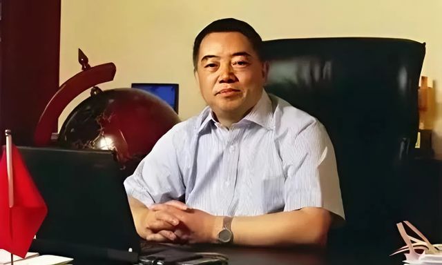 Người đàn ông bị gia đình, bạn bè mắng 