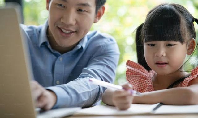 “Định luật cua” đáng sợ: Tuyệt đối đừng tiết lộ 4 chuyện riêng tư này của con cái với người khác