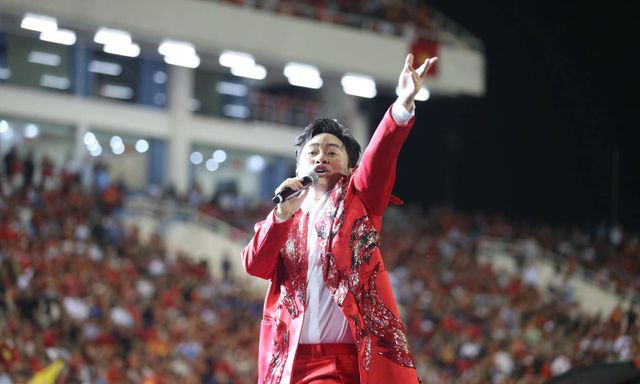 Tùng Dương xúc động sau màn trình diễn tại chung kết ASEAN Cup 2026: 