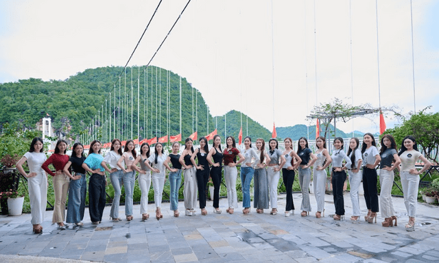 Dàn thí sinh Miss Galaxy Vietnam 2026 catwalk giữa cầu kính dài nhất thế giới