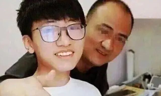 Cả nhà mừng rỡ mở tiệc ăn mừng con đỗ đại học, sự cố sau đó khiến gia đình “muối mặt”