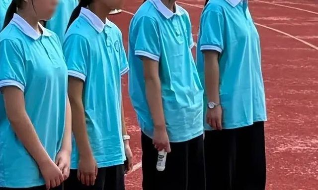 “Tụi trẻ này làm sao vậy”: Một bức ảnh trong buổi học quân sự khiến phụ huynh ngổn ngang cảm xúc
