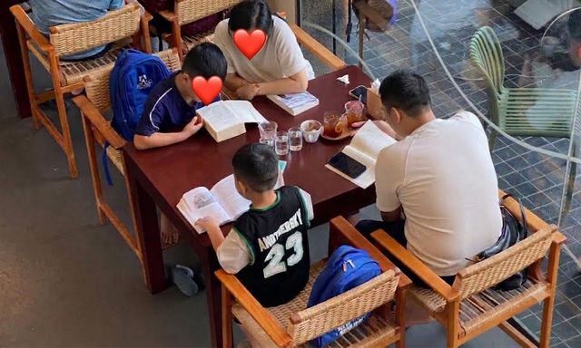 Bức ảnh gia đình trong quán cafe bỗng 