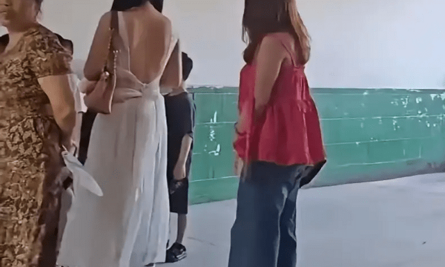 Trang phục họp phụ huynh của 2 bà mẹ khiến nhiều người đỏ mặt: Đây không phải buổi đi xem mắt!