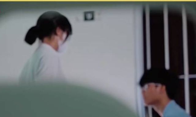 Nghe con nói “có người theo dõi, có camera trên trời”, ông bố tìm hiểu mới phát hiện sự thật đau lòng