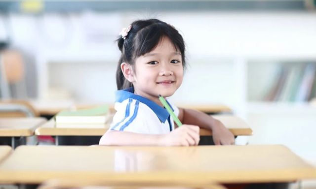 Một giáo viên chủ nhiệm lâu năm nhận ra: Những đứa trẻ âm thầm tiến bộ, cha mẹ đều đang làm 4 điều này