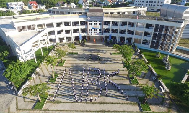 Đây là ngôi trường ở Đà Nẵng có cựu học sinh nổi tiếng lọt đề cử Top 100 Gương mặt đẹp nhất thế giới 