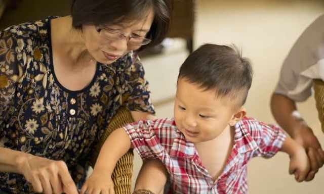 Lại xuất hiện một cách sống mới, có thể bắt gặp ở rất nhiều gia đình: Người già mệt mỏi cùng cực mà không biết than ai!