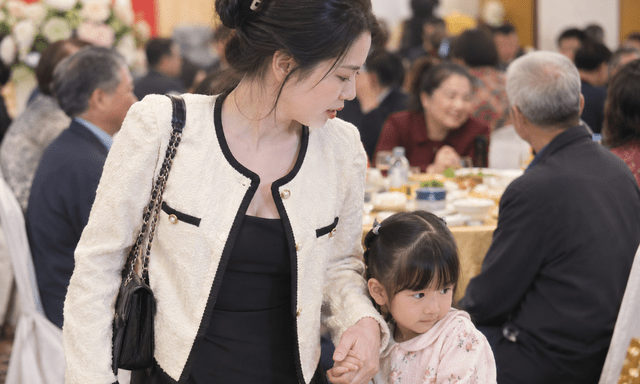 Dắt con đi đám giỗ, mẹ Hà Nội kể chuyện con bị mắng “hỗn”: Nguyên nhân gây tranh cãi 