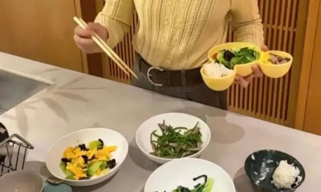 Tôn Lệ khoe bữa cơm gia đình giản dị nhưng bị dân mạng hoài nghi: Đang 