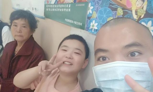 ‘Cứu bố trước, giảm cân sau’: Cậu bé 11 tuổi ăn 5 bữa mỗi ngày, tăng 18 kg để hiến tủy cho cha