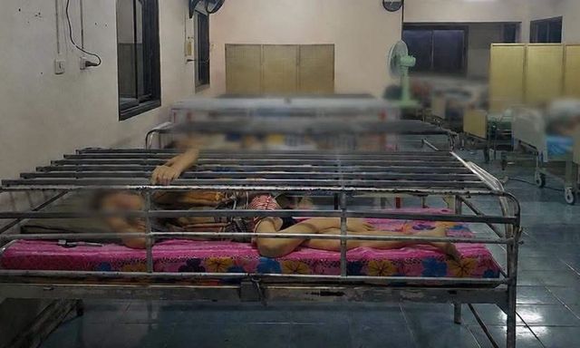 Thái Lan: Trung tâm chăm sóc dùng lồng sắt bao quanh giường, có 129 giường thay vì 50 như giấy phép