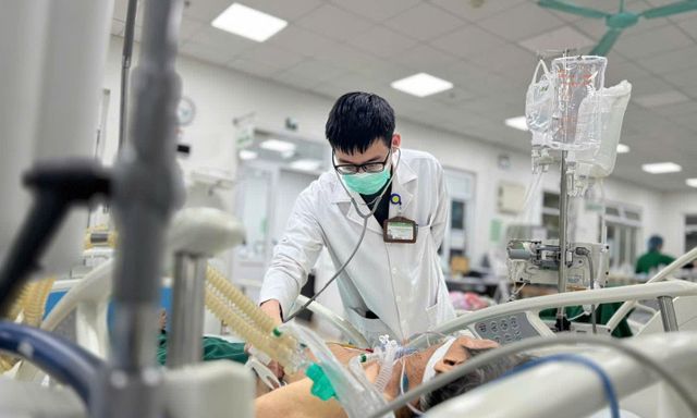 Bác sĩ cảnh báo không chủ quan với cúm A: Sốt nhẹ vẫn có thể suy hô hấp nhanh