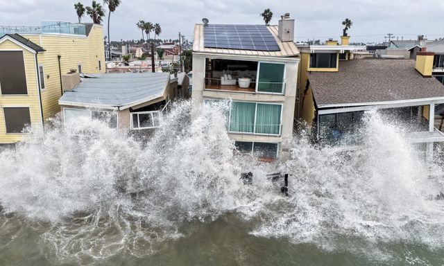 Bãi biển Long Beach tan hoang sau bão nhiệt đới Rachel, nhà ven biển chênh vênh bên mép nước