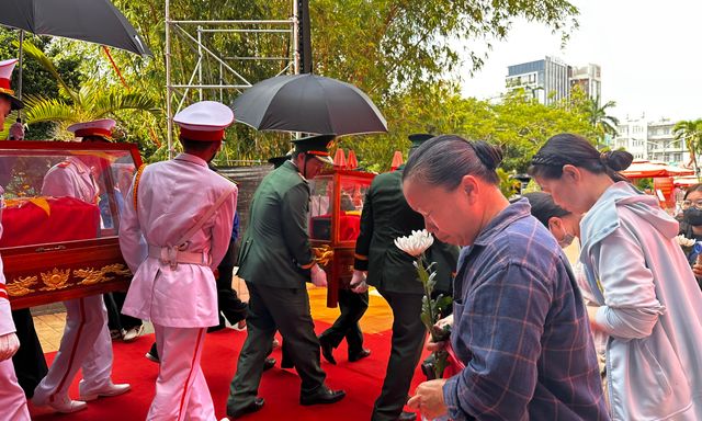 “Cảm ơn các bác, các chú”, “các bác an nghỉ”: Những lời chào và giọt nước mắt tiễn đưa các liệt sĩ
