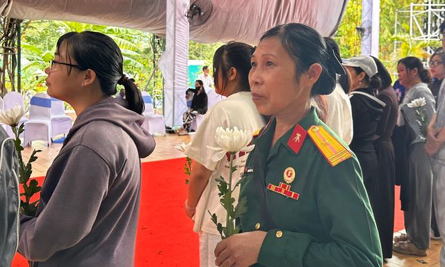 Cựu Thanh niên xung phong bay từ Bắc Ninh vào TP.HCM, mang theo balo bánh nước để ở lại lâu nhất bên đồng đội