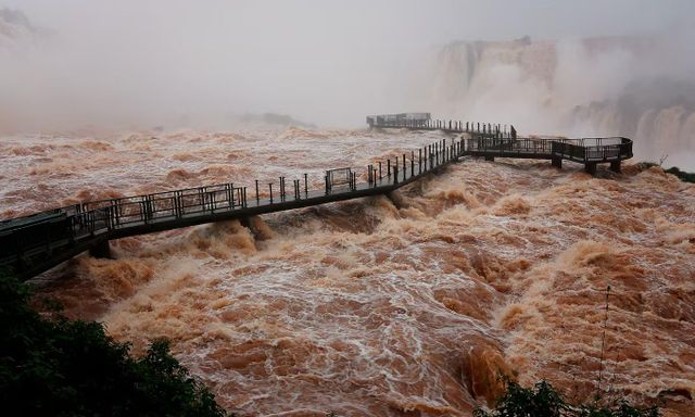 Thác nước nổi tiếng Iguazu cuồn cuộn chưa từng thấy, hơn 12 triệu lít nước đổ xuống mỗi giây