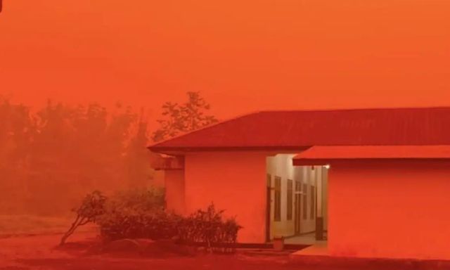 Bầu trời chuyển màu cam nâu ở Indonesia, khói mù độc hại phủ kín thành phố