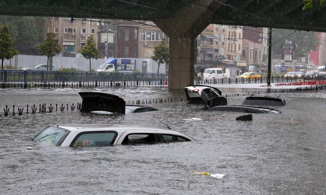 Istanbul thành ‘biển nước’ sau trận mưa lịch sử, 3 người chết, hàng nghìn người mắc kẹt