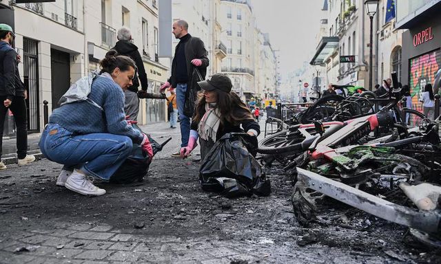Du lịch Paris đúng ngày biểu tình biến thành bạo loạn: Du khách kéo vali chạy giữa hơi cay, khách sạn phải sơ tán