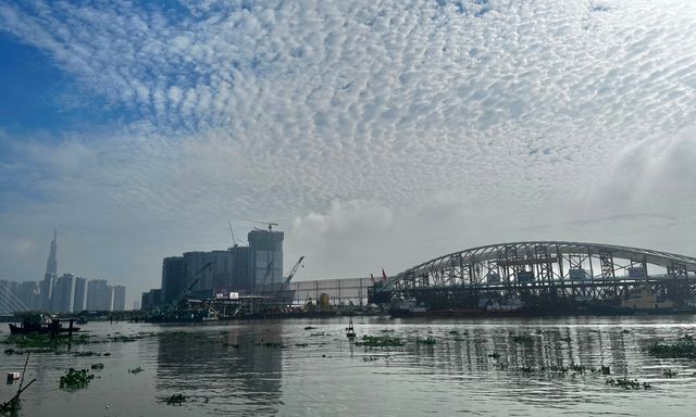 “Lá dừa nước” khổng lồ nặng hơn 3.400 tấn xuất hiện trên sông Sài Gòn, dân mạng thích thú